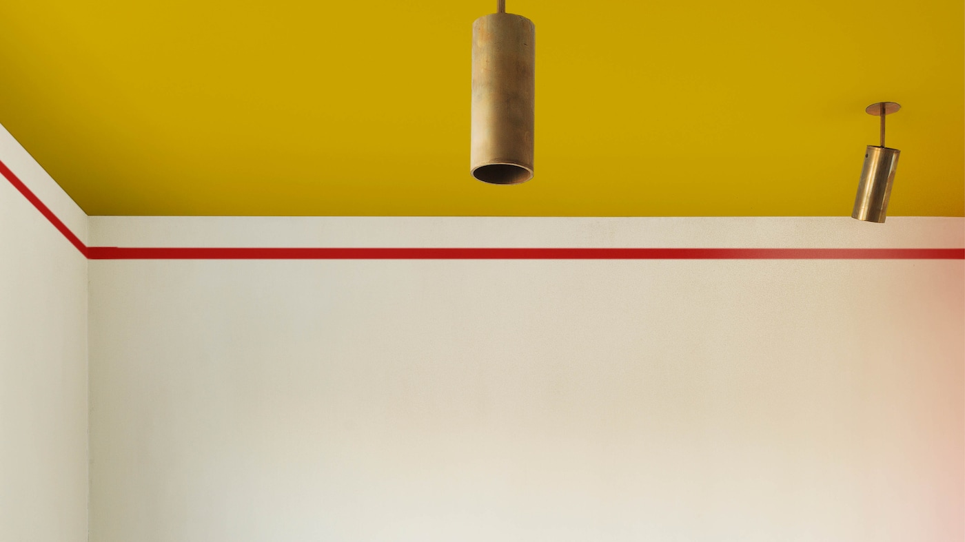 Si vous ne souhaitez pas décorer l’intégralité de leur plafond, vous pouvez obtenir un effet similaire en peignant les moulures ou une simple rayure en haut du mur dans une couleur contrastante.