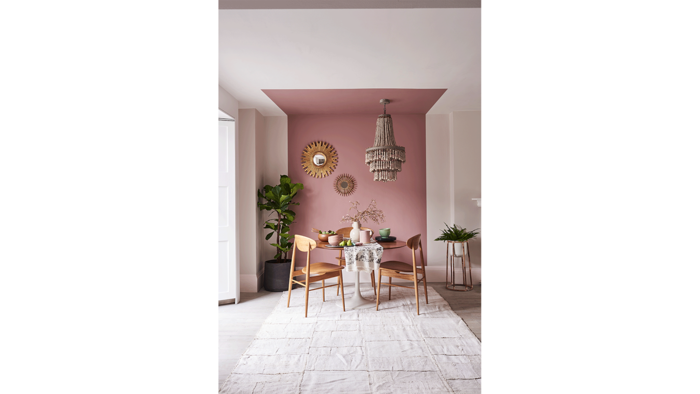 Salle à manger avec les couleurs Le Rose Intense et Le Kraft de Si Simple !