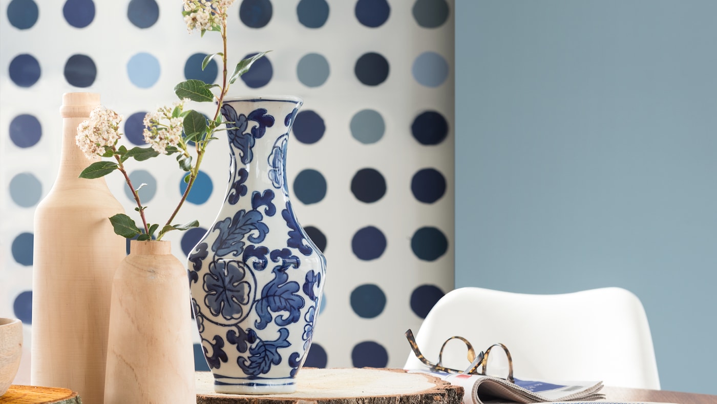 Une composition de pois en camaïeu, jouant sur une même palette de couleurs, crée un décor dynamique.