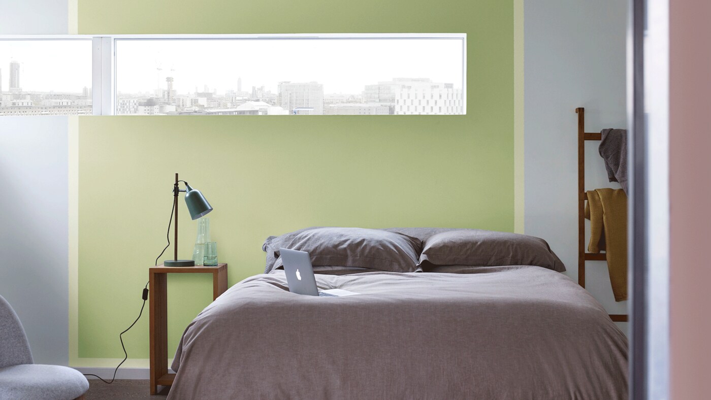 Invitez la fraîcheur dans une chambre en ouvrant une fenêtre sur la nature