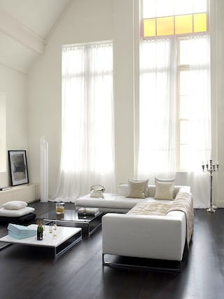 Une peinture blanche toute en nuances pour un salon lumineux