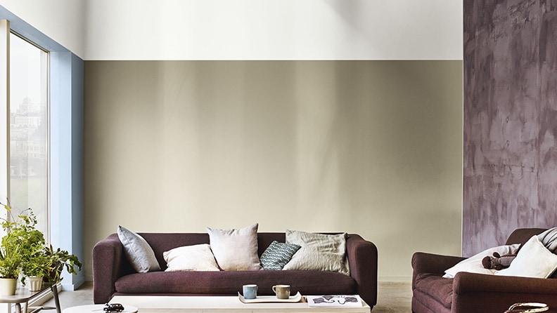 Une astuce à connaître pour donner de la hauteur au plafond du Salon 