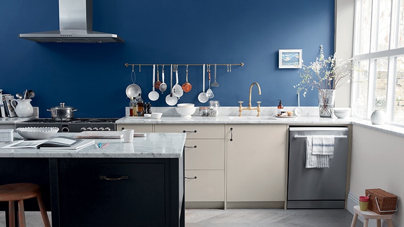 Faites entrer la lumière dans une cuisine bleue 