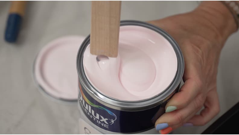 Appliquez la peinture Crème de Couleur en Bouton de Rose sur toute la surface du mur. Pensez à bien mélanger la peinture avant de l’appliquer pour que la teinte soit homogène. 
