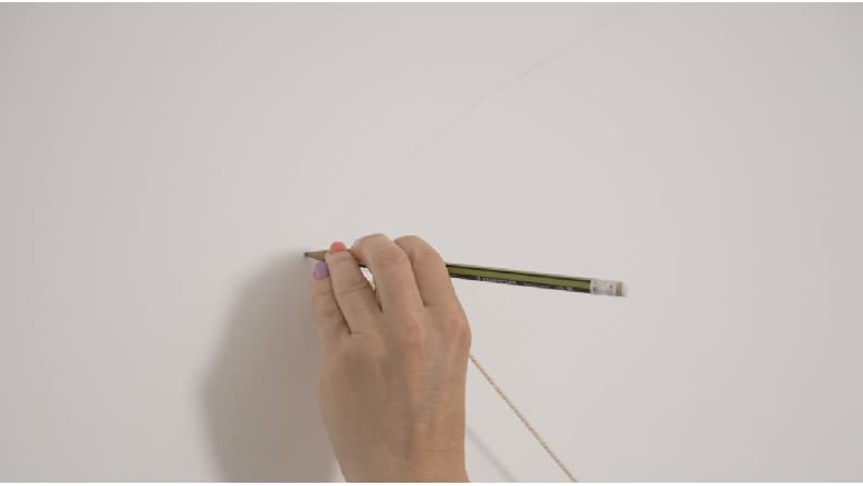 Tracez la partie arc de cercle à l’aide d’une ficelle et d’un crayon, comme si vous aviez un compas. 