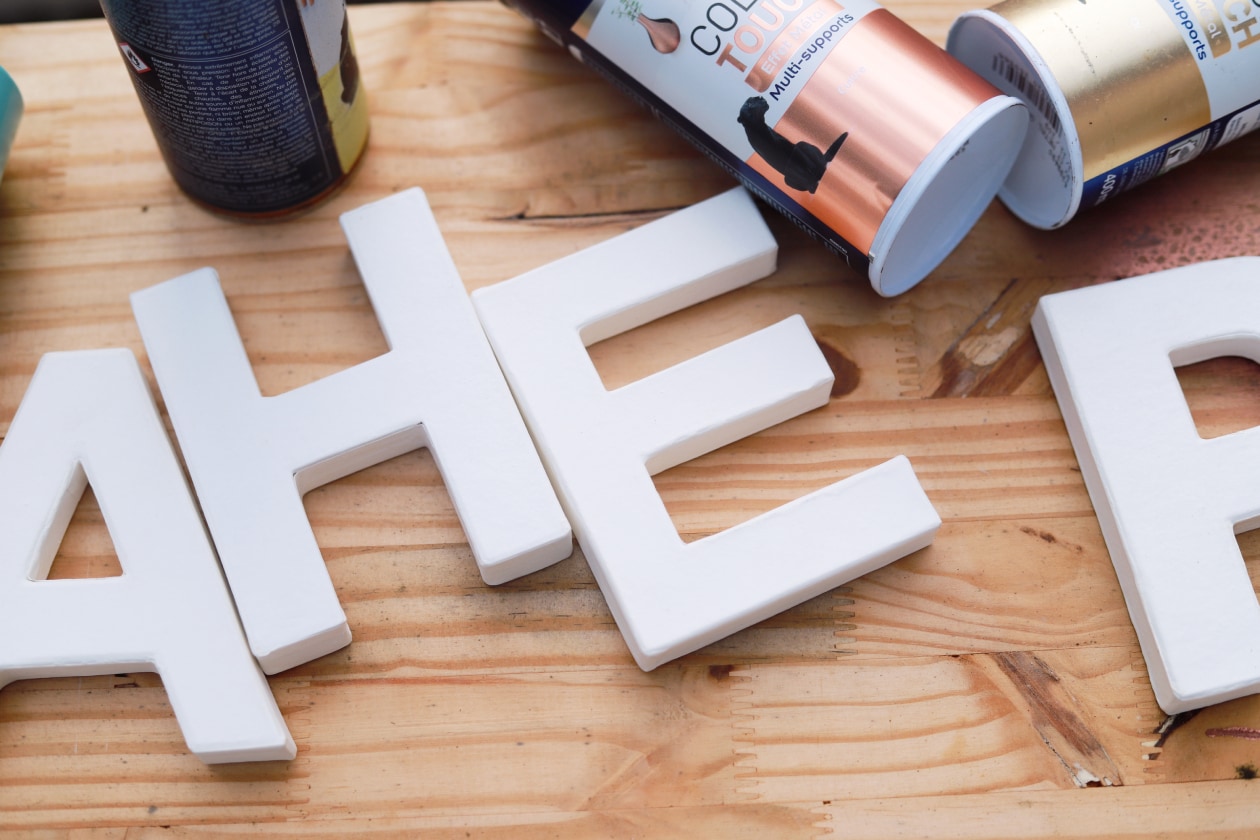 Un aérosol Color Touch : Effet Métal Or, Effet Métal Cuivre, Vert Jade, Mandarine et Jaune Printemps