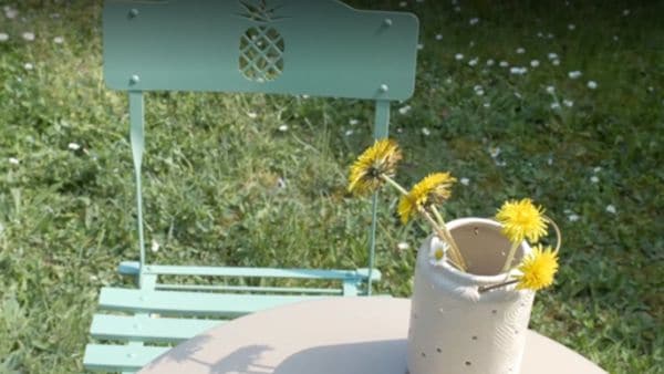 Découvrez des idées créatives pour embellir votre chaise de jardin en fer et bois peinte avec la peinture Ecran+ Multi-supports Vert provence. Ajoutez une touche de pastel à votre espace extérieur.	