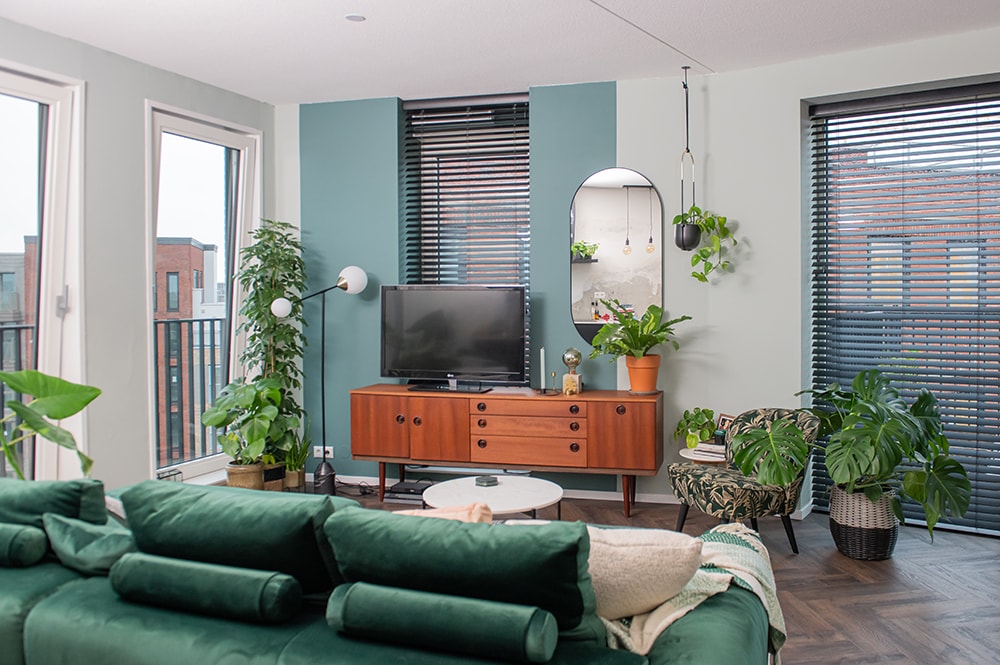 Door een baan op de muur te schilderen, creëer je hoogte en verdeel je optisch de ruimte in hoekjes