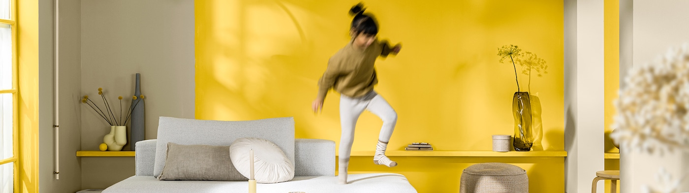 Een eenvoudige hedendaagse woonkamer met gele meubels