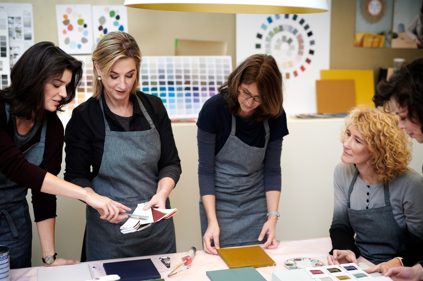 De vijf designers van het Flexa ColorLab bepalen de kleuren passend bij de trends