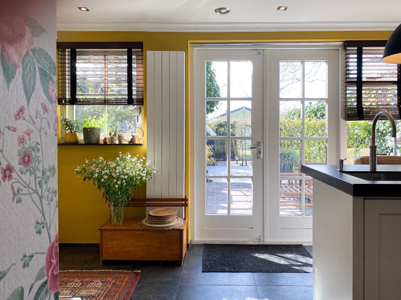 Vrolijke kleuren in de keuken van blogger Andrea de Groot. De keuken is voorzien van een mooie gele kleur op de wanden. 