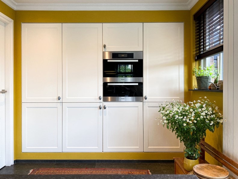 Keukenkastenwand met de gele Binti Sunset kleur