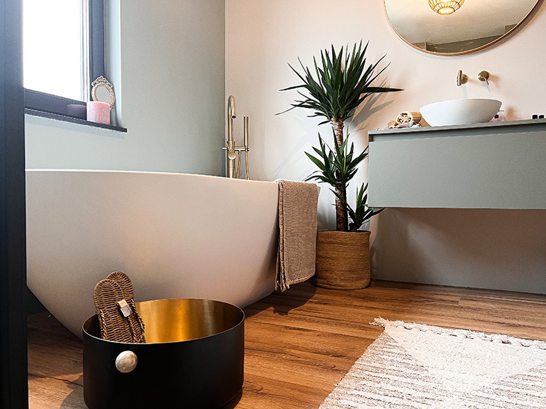 3.	In de badkamer zijn geen tegels toegepast bij het bad en de wastafel. Hier is gebruik gemaakt van Flexa Easycare Badkamer