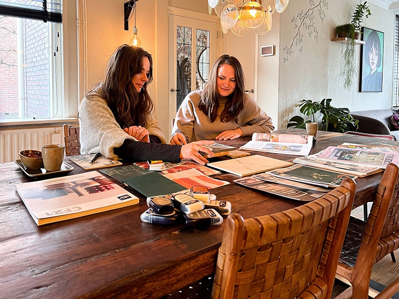Kleuren uitkiezen voor het nieuwe huis van Kim samen met haar moeder Andrea