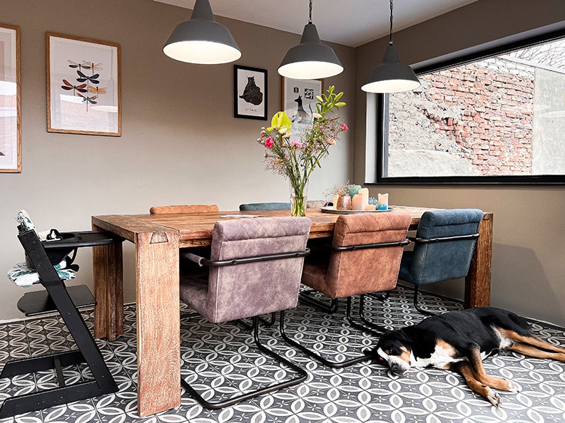 2.	De woonkamer toont rustig door het gebruik van een warme naturel tint