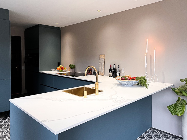 1.	De keuken voelt warm en gezellig aan door het toepassen van een naturel kleur