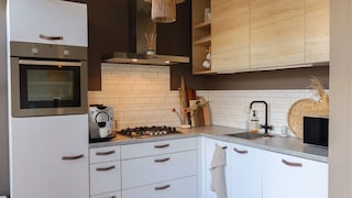 Een rustige keuken met donkerbruin  