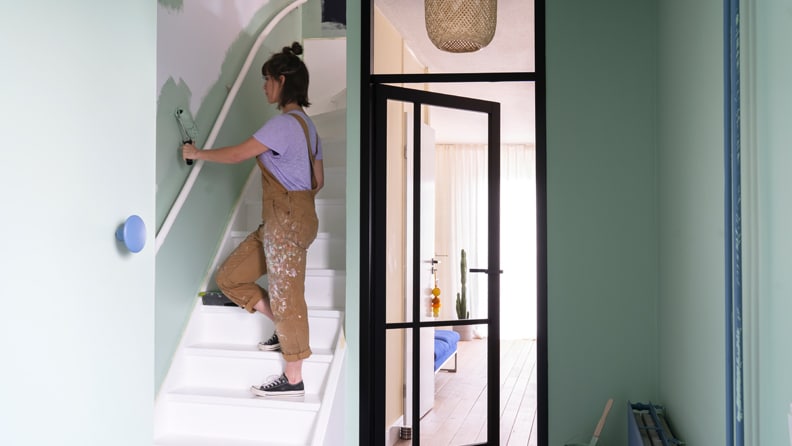 Blogger Marij is de muur in de gang aan het schilderen met Flexa Easycare