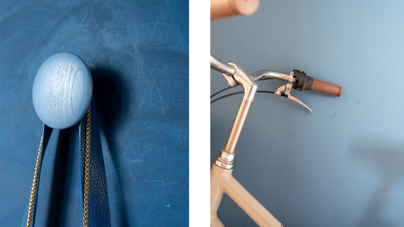 Blauwe muur met haak. Fiets tegen de blauwe muur