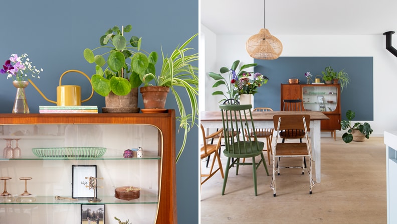 Faded Indigo op de muur bij de eethoek met vintage meubels en planten