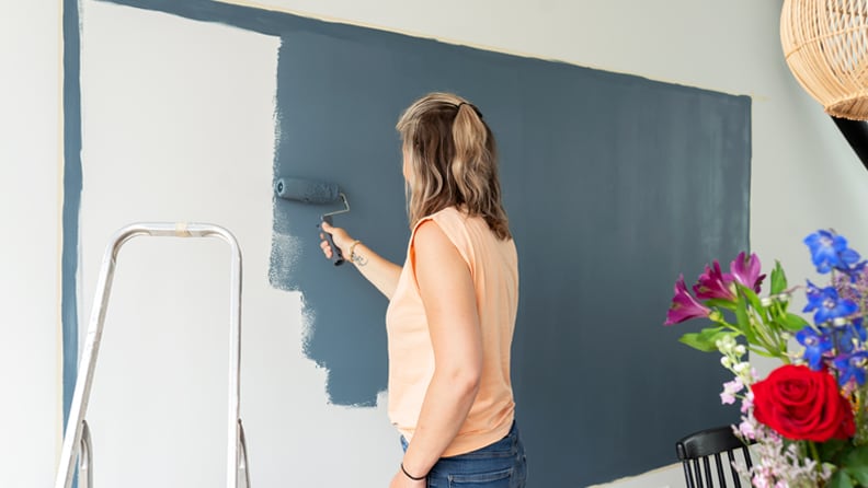 Blogger Marij en bewoner Marjan zijn kleurvlakken op de muur aan het schilderen.