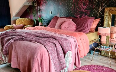 Kleurrijke slaapkamer met roze dekens