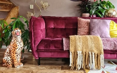 Roze velours bank met een beeld van een tijger