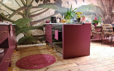 Roze keuken met roze vloerkleed en jungle behang