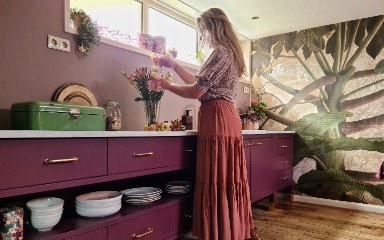 Mindy Schroor in een roze keuken