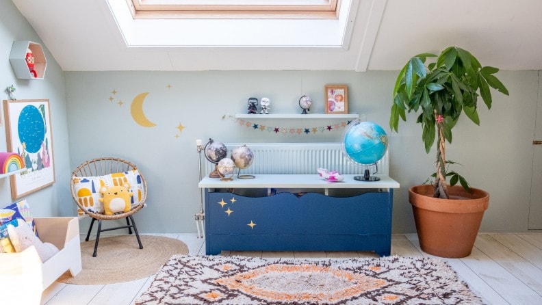 kastje kinderkamer kleuren Tranquil Dawn en Lush Indigo 