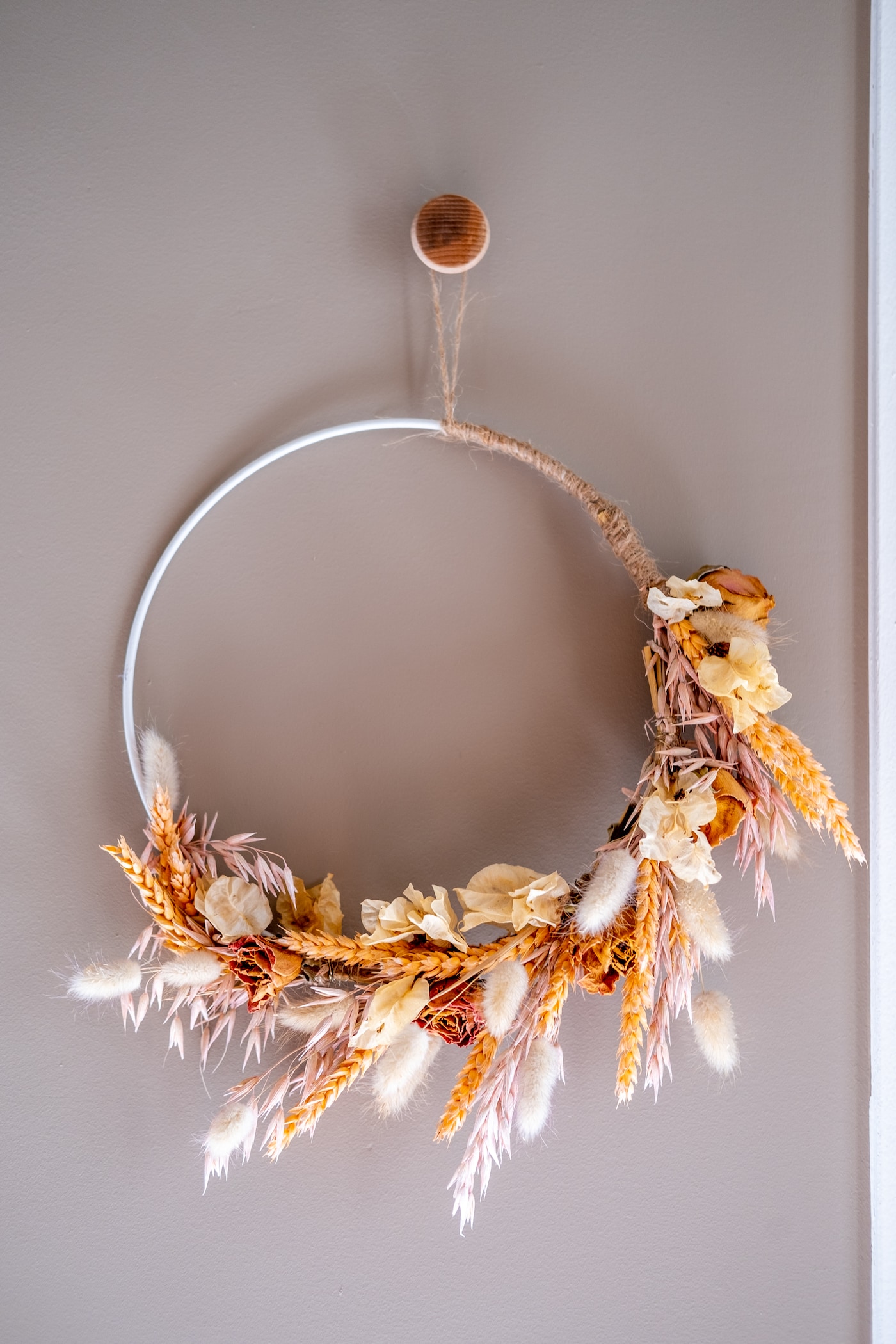 Droogbloemen krans op een bruine muur