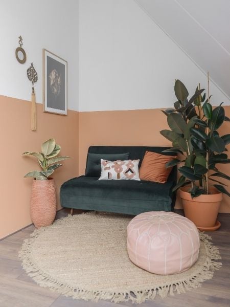 Binti Sweets op de muur gecombineerd met fluweel groene bank 