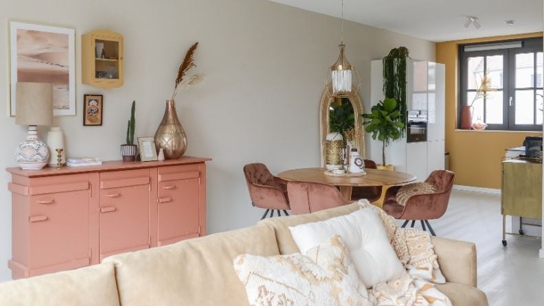 Woonkamer met een rustige basis tint op de muur 