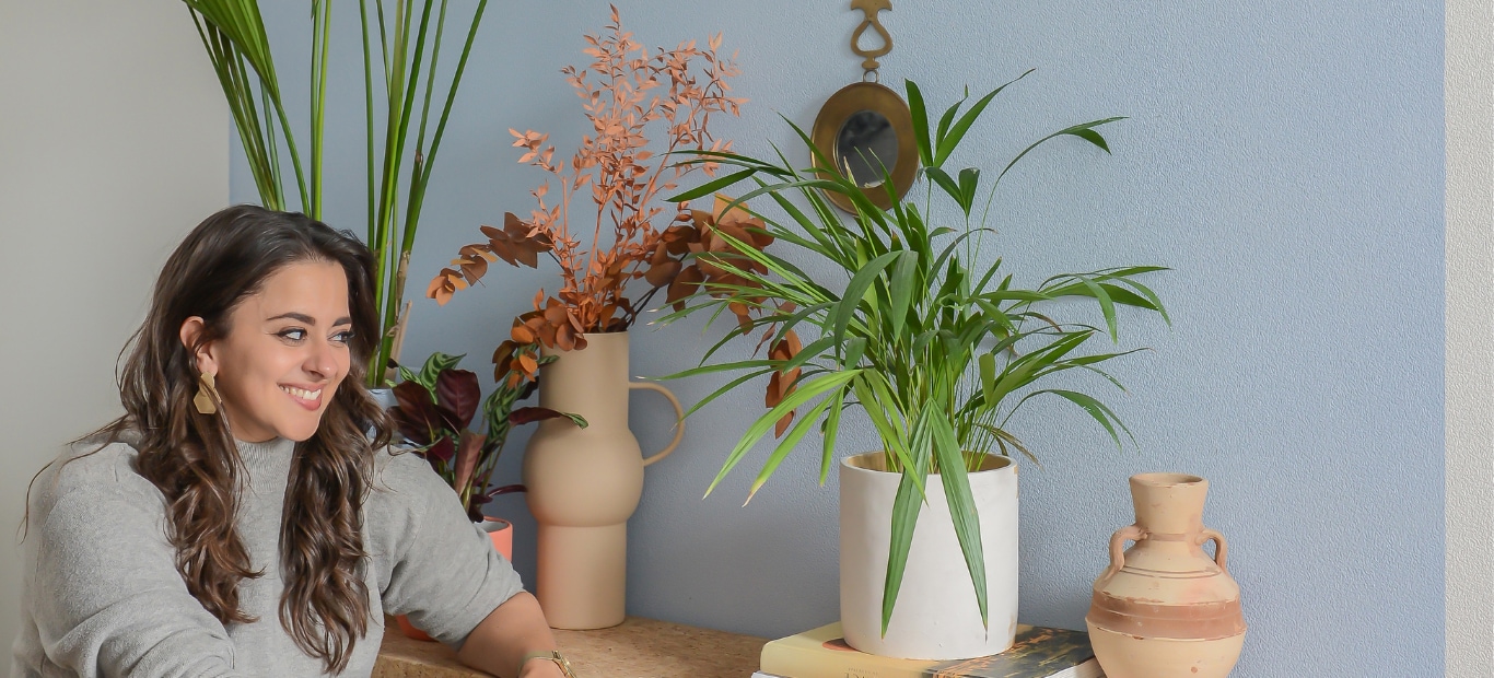 Kleurvriend Souraya zit voor haar pas gestylede hoekje op zolder met oriëntaalse invloeden en de kleur Bright Skies™.