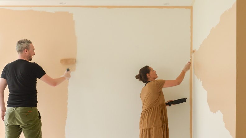 Binti Clay in de eetkamer verven 