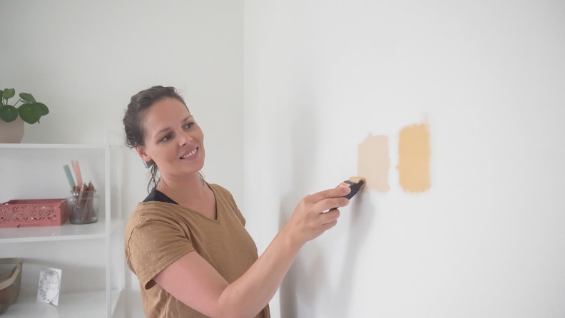Witte en kale eetkamer in nieuwbouwwoning nodig toe aan kleur