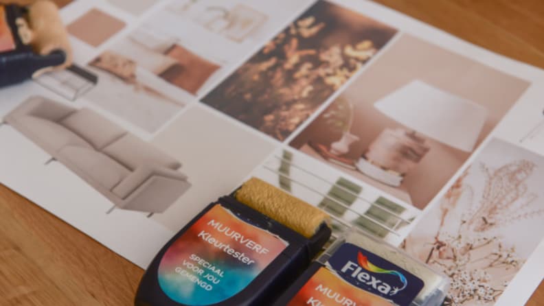 Witte en kale eetkamer in nieuwbouwwoning nodig toe aan kleur