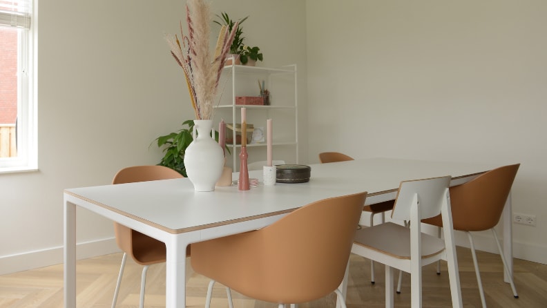 Witte en kale eetkamer in nieuwbouwwoning nodig toe aan kleur