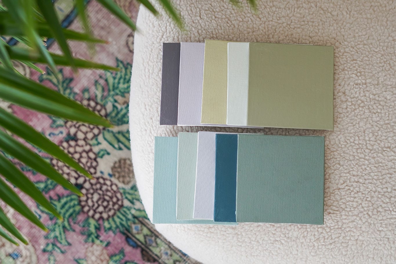 Je ziet de kleur van het jaar 2023 met 9 kleursamples die met deze kleur gecombineerd kunnen worden