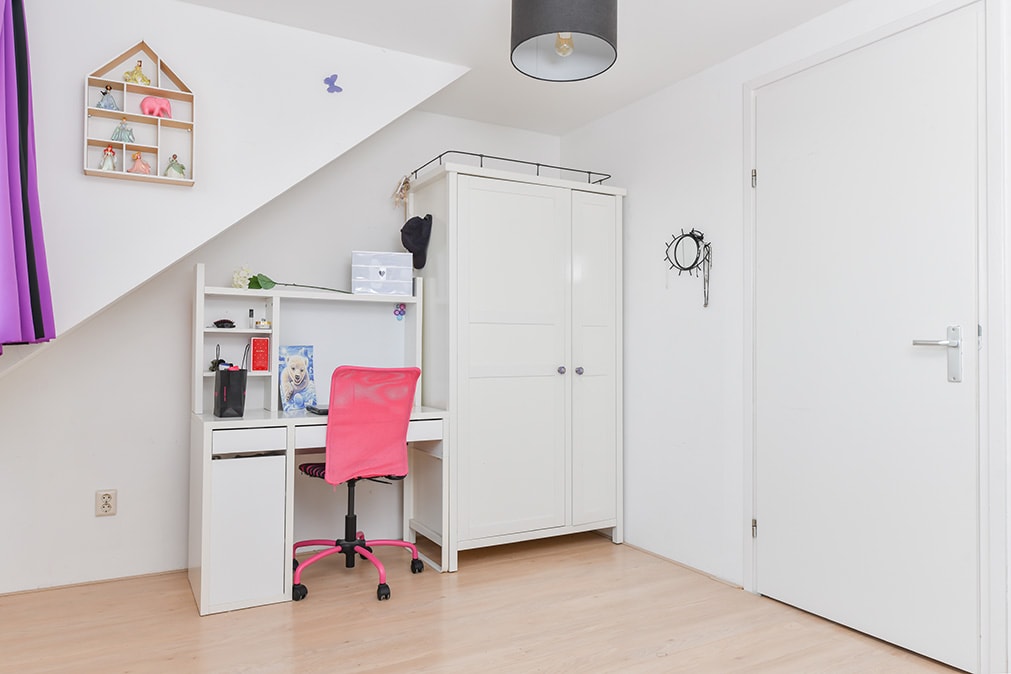 Het kinderkamer meubilair past niet meer in het appartementje wat  Yentl wil