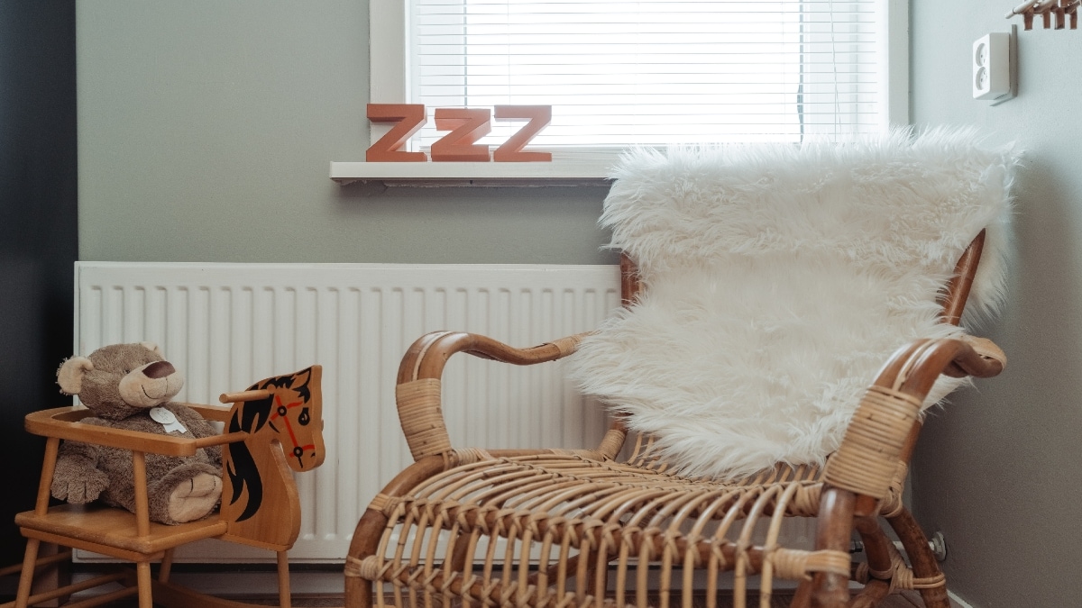 Op de stoel kan het kindje de voeding krijgen. ‘s Winters lekker bij de verwarming