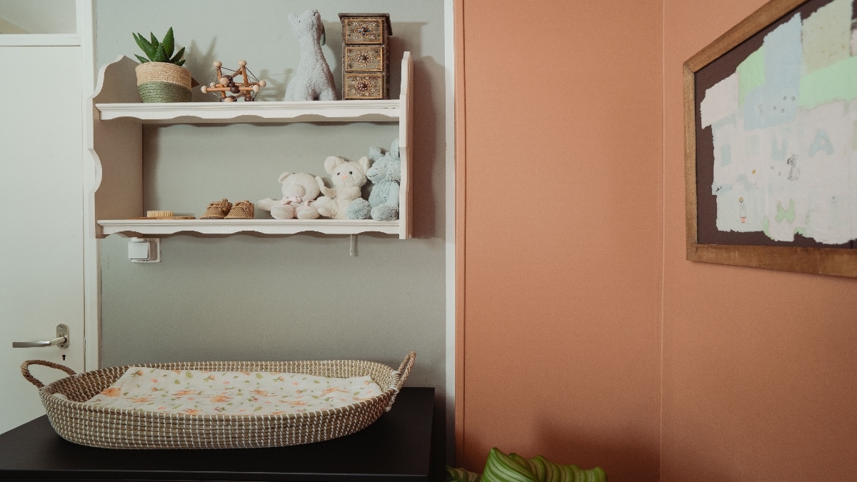 Knap een oud kastje op met verf. Hier in de kleur Wit Dadel