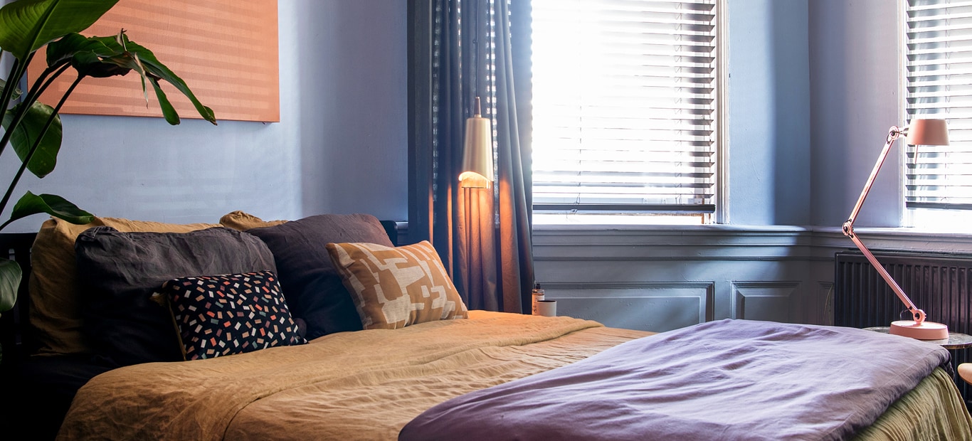 Interieurstylist en blogger Theo-Bert is aan de slag gegaan in zijn slaapkamer met de Kleur van het Jaar 2022 Bright Skies™