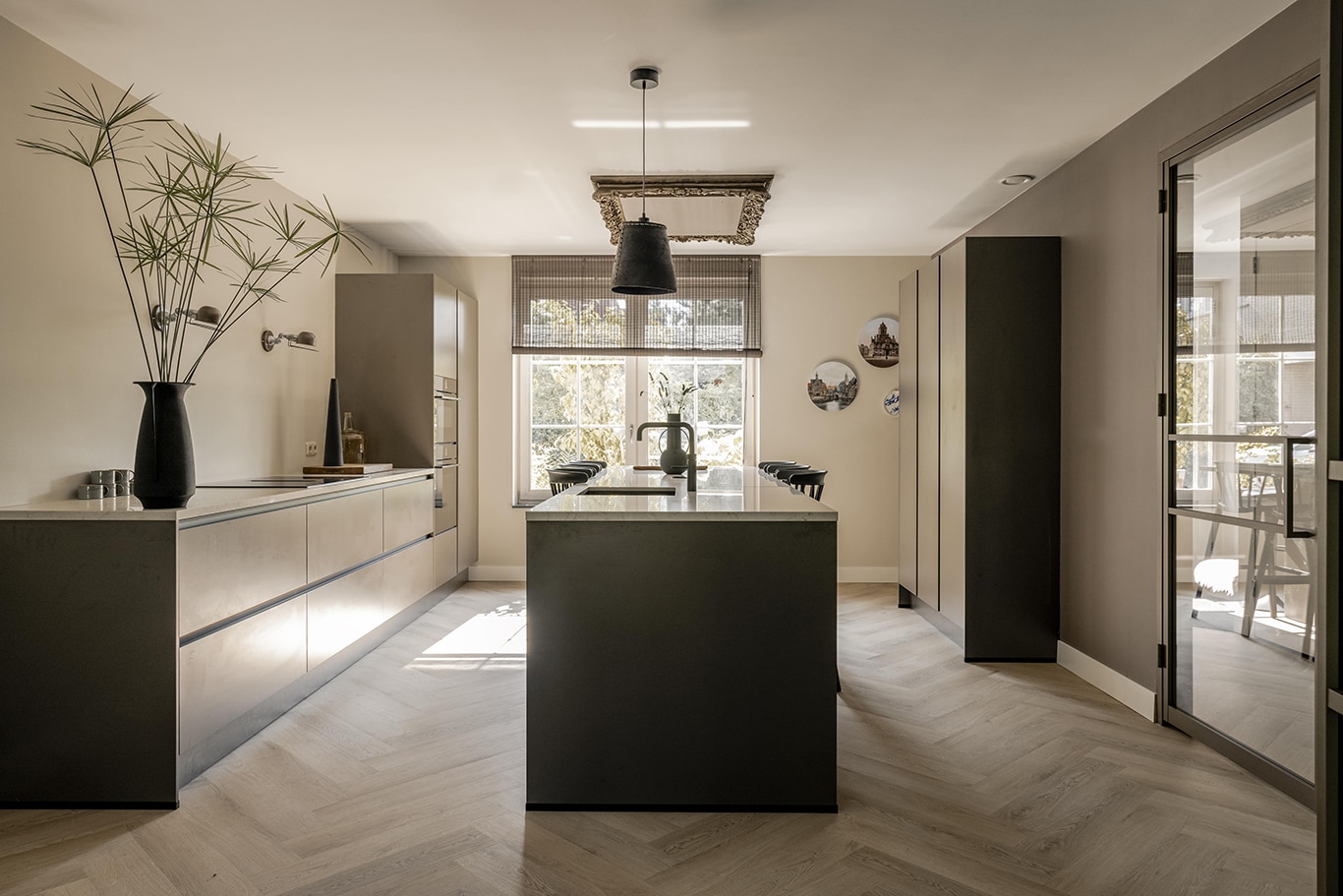 Een warme moderne keuken met neutrale kleuren