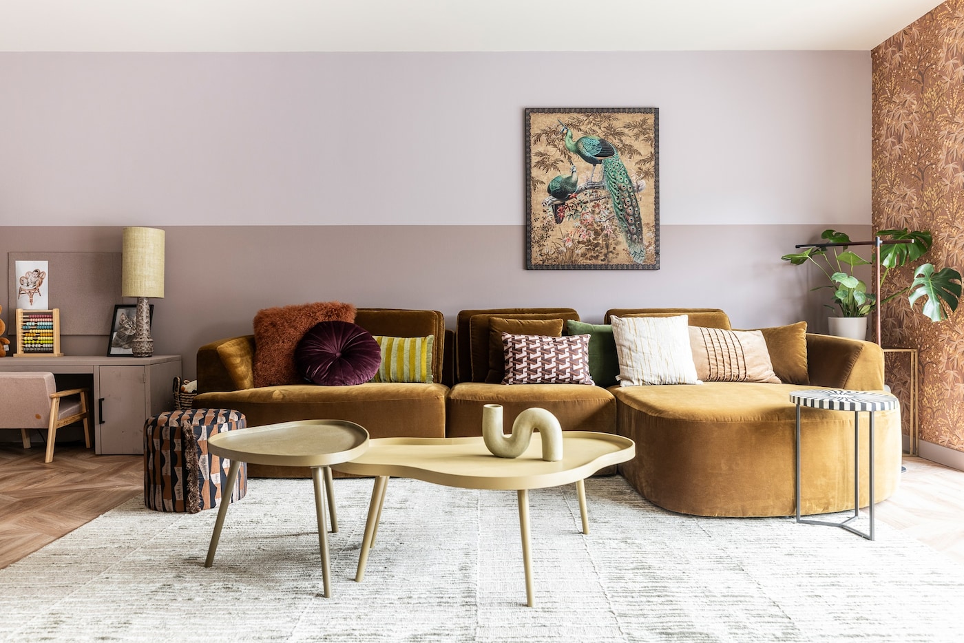 Een warme woonkamer met lambrisering