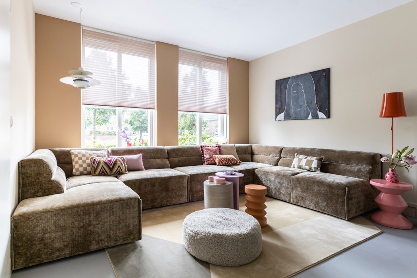 De woonkamer met een naturel kleurpalet