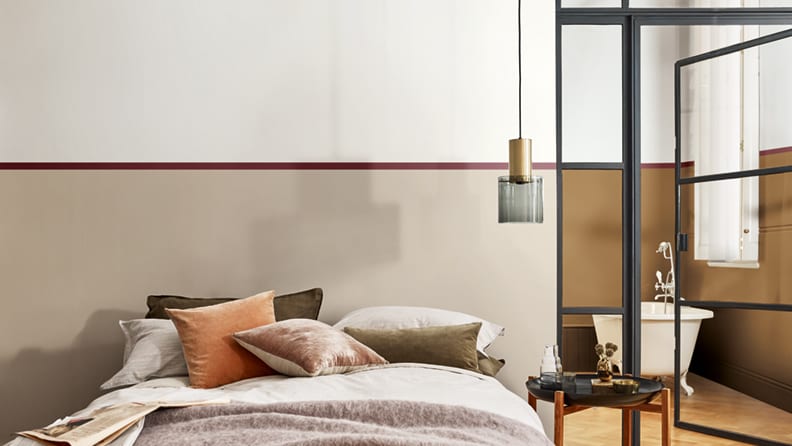 Slaapkamerinspiratie met lambrisering en bruin