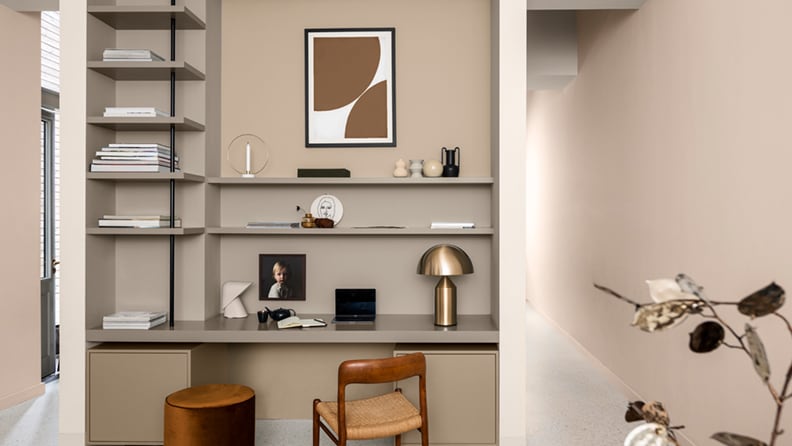 Een thuiskantoor met bruintinten