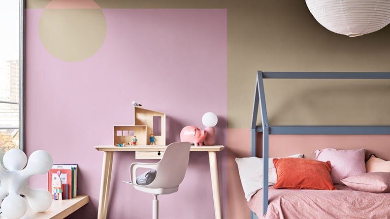 Warme tienerkamer met roze en bruin