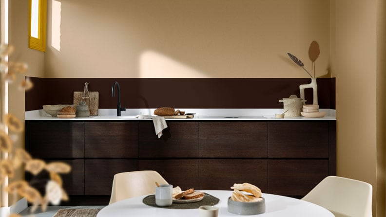 Bruine keuken met de kleuren Puur Dadel en Natural Clay van Flexa